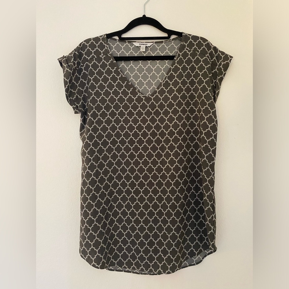 Express Gray and White Geometric Print V-neck Top in Size Small